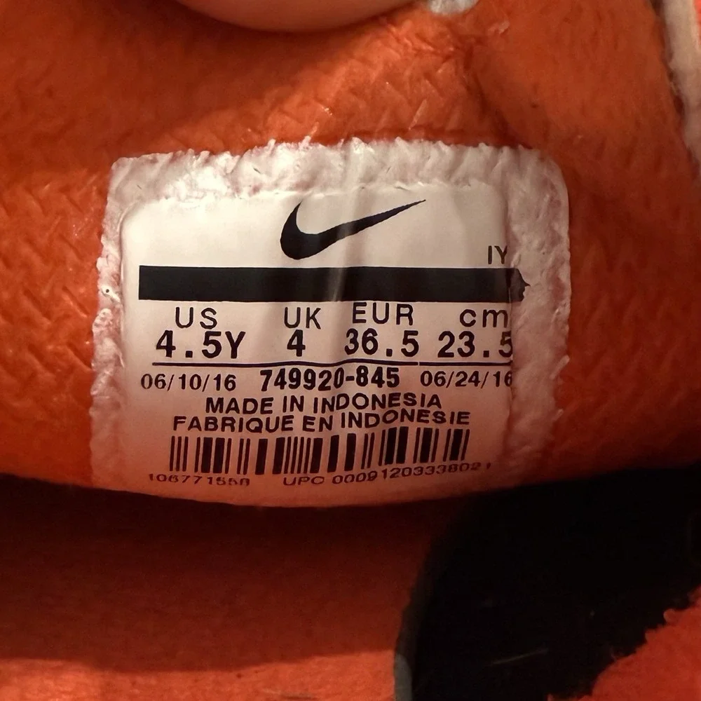 Nike Hypervenom Phelon II‎ IC YOUTH Size 4.5 Indoor Soccer 749920-845